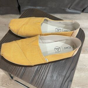 Women’s size 10 Yellow and tan Tom’s slip on shoe. Great used condition.